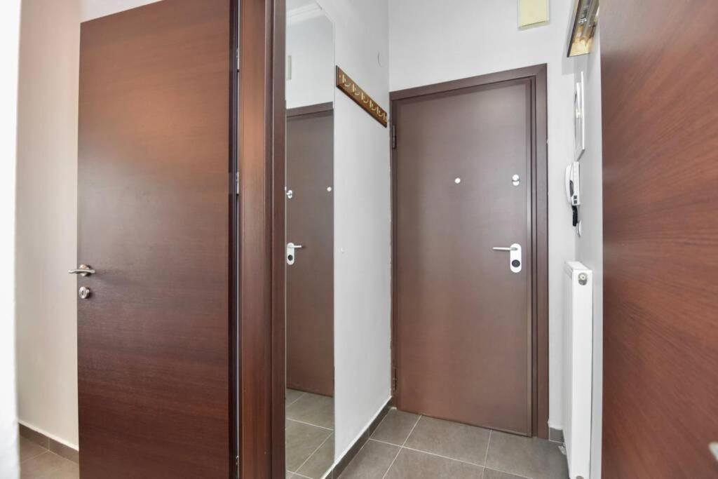 Modern Apartment In The Heart Of The City Larissa Exterior photo